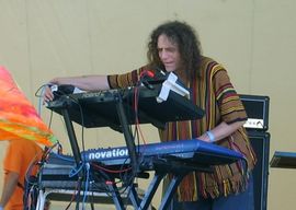 에드 윈은 밴드의 유일한 오리지널 멤버로 남아있다.