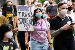 2022년 멜버른의 트랜스젠더 학생 보호 시위 표지판