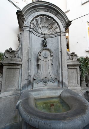 로카유 양식의 틈새에 설치된 오줌싸개 소년, 1770년에 설치되었으며, 원래 위치보다 작아 보인다.