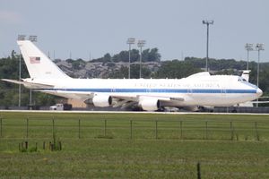 2012년 오펏 공군기지에서 촬영된 제1 공중 지휘 통제 비행대의 보잉 E-4B.