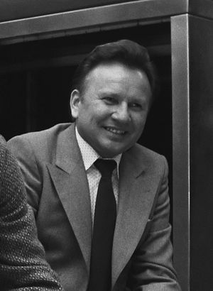 웃는 표정으로 정장을 입고 넥타이를 맨 남자