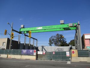 2017년 주요 역 입구 부지의 건설 크레인