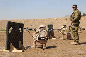 2016년 4월, 사격 훈련 중 이라크 군인을 관찰하는 타지 특수임무부대 소속 호주 군인