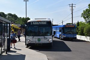 오클레어 교통 버스들이 2023년 6월 시내 교통 센터에 정차해 있는 모습.