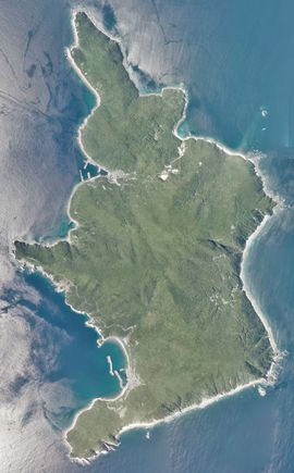 오키노시마섬의 항공 사진.2020년 6월 23일 촬영한 36장을 합성하여 제작.국토교통성 국토지리원 지도・항공사진 열람 서비스의 항공 사진을 기반으로 제작.