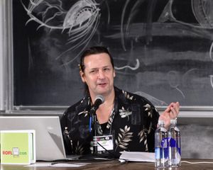 오피스 길잡이의 디자이너 케반 아테베리(Kevan Atteberry)가 ROFLCon II에서 자신의 창작물에 대한 비판에 대해 이야기하고 있다.