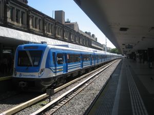 2015년 역에 정차한 사르미엔토 선 Trenes Argentinos 열차