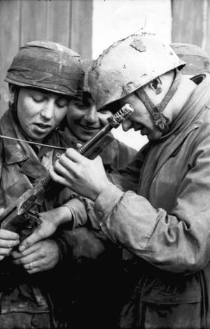 1943년 튀니지에서 노획한 톰슨 M1928/M1 기관단총을 검사하는 독일 공수부대원들