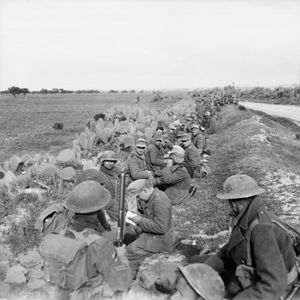 독일군 포로들이 1943년 4월 영국군의 반격 이후 길가의 참호에서 대기하고 있다