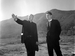 1964년경 부지에서 착공 전 피터 파머(Peter Farmer) 목사와 데이비드 힐(David Hill) 목사