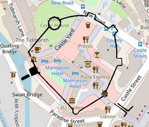 옥스퍼드 성의 대략적인 범위와 현재 모습. 성 윤곽은 Booth 외(2003) 기반, 배경 지도는 OpenStreetMap(2018년 6월). 세인트 조지 타워는 서쪽 끝에 위치하며, 남쪽 끝에는 원형 타워 기초 윤곽이 있다.
