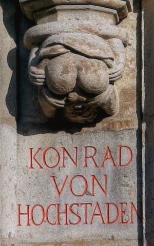 괴물상이 콘라트 폰 호흐슈타덴 조각상 아래에서 오토펠라티오를 하고 있다.