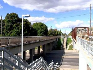 핀치 애비뉴 다리와 역으로 이어지는 계단