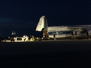 2015년 7월 올랜도 샌퍼드 공항에서 화물을 싣는 안토노프 An-124.