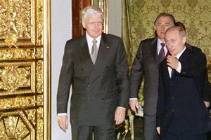 올라뷔르 대통령과 러시아 대통령 블라디미르 푸틴, 2002년 4월 19일 크렘린에서