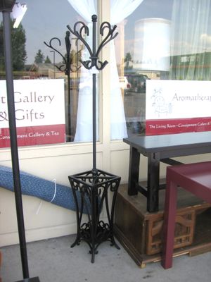 받침대에 우산 꽂이가 있는 가정용 옷걸이