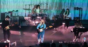 2022년 시애틀 무어 극장에서 공연하는 올웨이즈