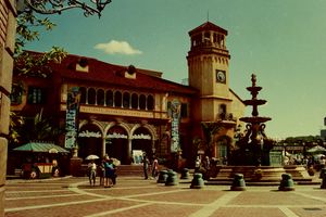 프랑스 양식 외관의 시파리 입구 앞 광경