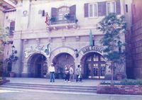 블루 톤과 클럽 코요테 입구, 이탈리아 마을 외관