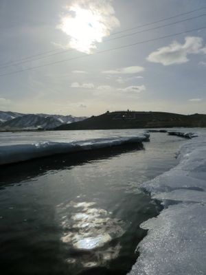 몽골 울리야스타이 외곽의 치게스타이 강 전경(자브클란트 사원이 배경으로 보인다)