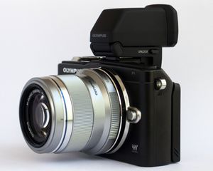 VF-4 뷰파인더와 올림푸스 M.Zuiko Digital ED 45mm f/1.8 렌즈를 장착한 E-PL5