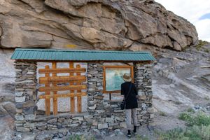 와칸의 타지키스탄 쪽에서 정보 게시판을 바라보는 관광객