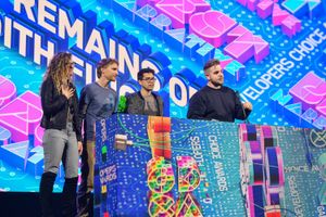 2018년 게임 개발자 선택 어워드에서 자이언트 스패로우 팀. 왼쪽부터: 첼시 해시, 이안 댈러스, 마이클 콴, 크리스 벨