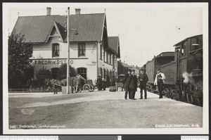 1920년대에 프레드릭스타드 역에서 출발을 기다리는 증기 기관차