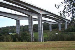 홀렌달렌 다리는 외스트폴선을 지나 홀렌을 지나 E6를 운반한다.