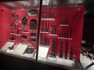 박물관의 First Peoples 전시관에 전시된 하이타족 유물.