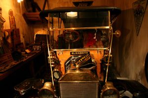 현대사 전시관에 재현된 20세기 초 차고