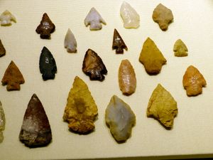 박물관에 전시된 선콜럼버스 시대의 화살촉. 박물관에는 브리티시컬럼비아 원주민들의 많은 역사적 유물이 소장되어 있다.