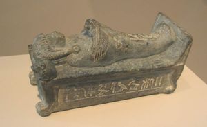 관 위에 누워 있는 미라로 묘사된 투트모세 왕자의 바 새가 가슴에 있는 편암 조각