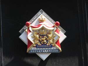 상점에 표시된 Hofleverancier 표지판