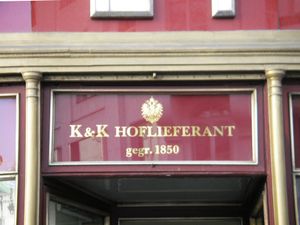 빈에 있는 조달업체 루돌프 바니에크의 상점에 전시된 황실 독수리