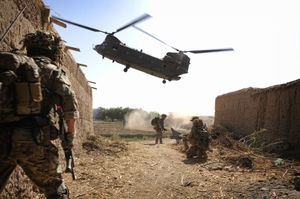 HCR 군인들이 2013년 아프가니스탄 헬만드 주에 파병되어 수색 작전을 마치고 철수 헬기 착륙장으로 이동 중이다. 이 작전은 헤릭 작전 18 중에 수행되었다.