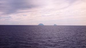 요코아테섬(왼쪽)과 카미노네섬(오른쪽) (2006년 5월 2일 촬영)