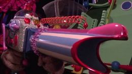 영화에 사용된 가장 비싼 소품은 팝콘 총이었다.