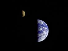 인간이 살고 있는 지구와 달