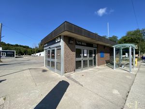 윌슨가(Wilson Street)와 영 스트리트(Yonge Street) 북서쪽 모퉁이의 출입구, 뒤쪽에 주차장이 있다.