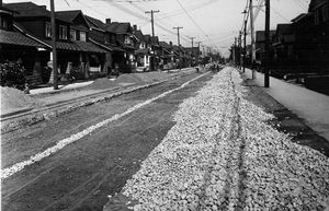 1924년 세인트 클레어 애비뉴 북쪽, 오크우드 애비뉴에서 바라본 오크우드 빌리지. 이 지역은 처음에는 전차 교외로 개발되었다.