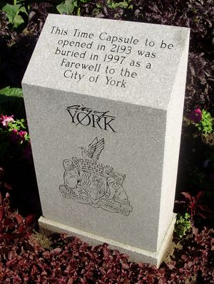 요크 시민 센터 외부에 있는 타임 캡슐로, 과거 요크 시 의회가 입주해 있었다. 시의 로고와 문장, 시의 모토가 라틴어로 묘사되어 있다.