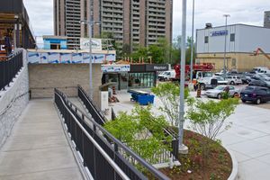 웨스턴 GO역(Weston GO Station)은 GO 트랜짓(GO Transit) 및 유니언 피어슨 익스프레스(Union Pearson Express) 서비스를 이용할 수 있는 광역 통근역이다.