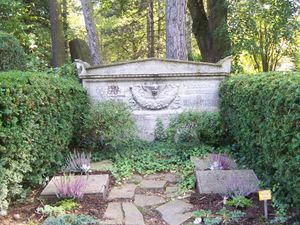 라이프치히 남부 묘지에 있는 요하네스 폴켈트와 친척의 묘지.