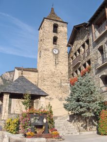 오르디노의 12세기 로마네스크 양식 교회인 산 코르넬리 i 산 세브리아 교회와 종탑