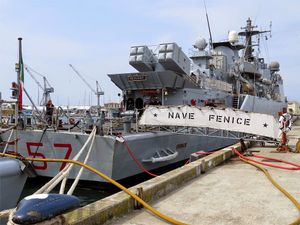 2013년 북아프리카에서 넘어오는 불법 이민자들의 선박을 구조하기 위해 마레 노스트룸 작전에 참여한 미네르바급 초계함 페니체.