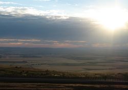 우마틸라군에서 주간고속도로 84호선과 매케이 저수지를 바라본 모습.