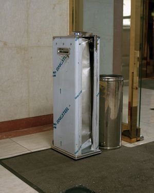 입구 앞에 있는 우산 꽂이