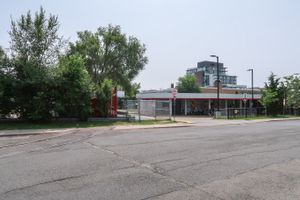 스트래스모어 대로의 사용하지 않는 노면 전차 선로 구간