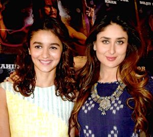 2016년 영화 홍보 행사에서 알리아 바트와 카리나 카푸어 칸.